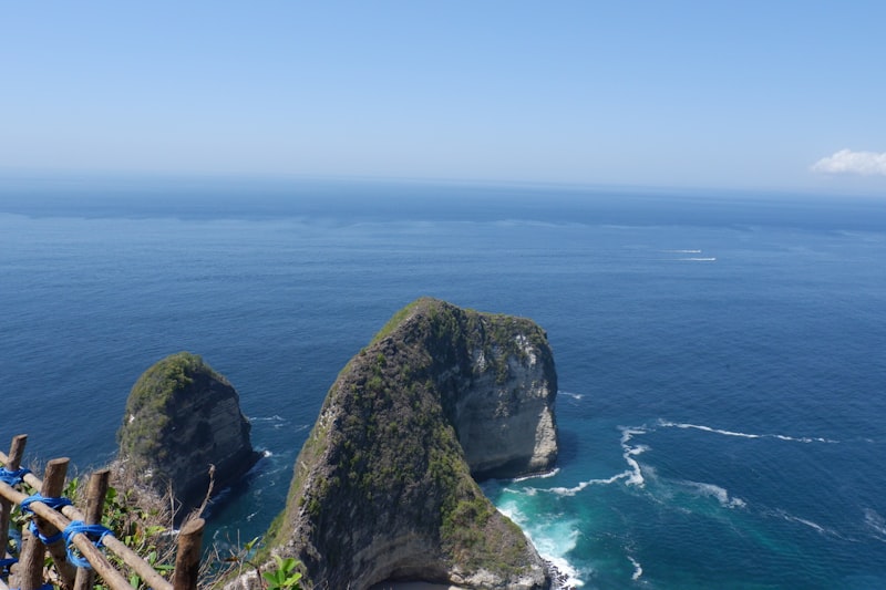 Spot foto estetik di beach club Gunungkidul dengan view samudra