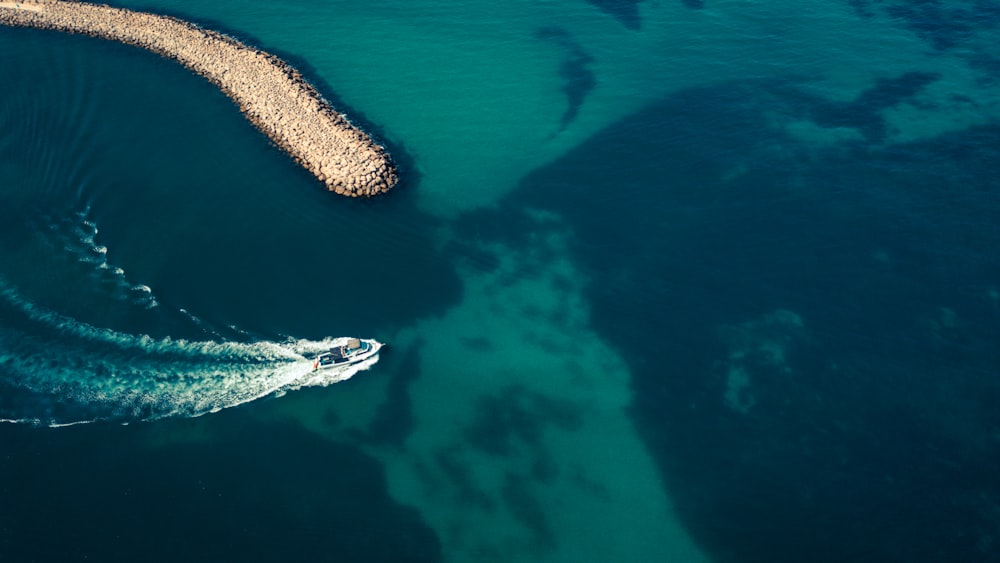 Una vista aérea de un barco en un cuerpo de agua