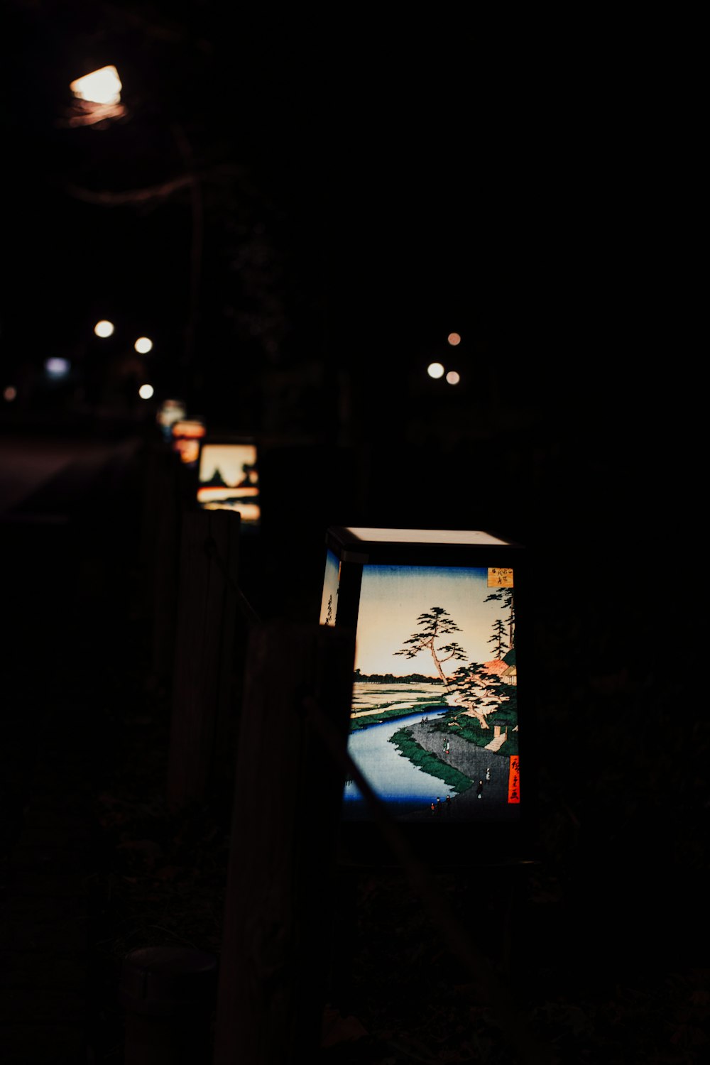 una fila de luces que están al costado de una carretera