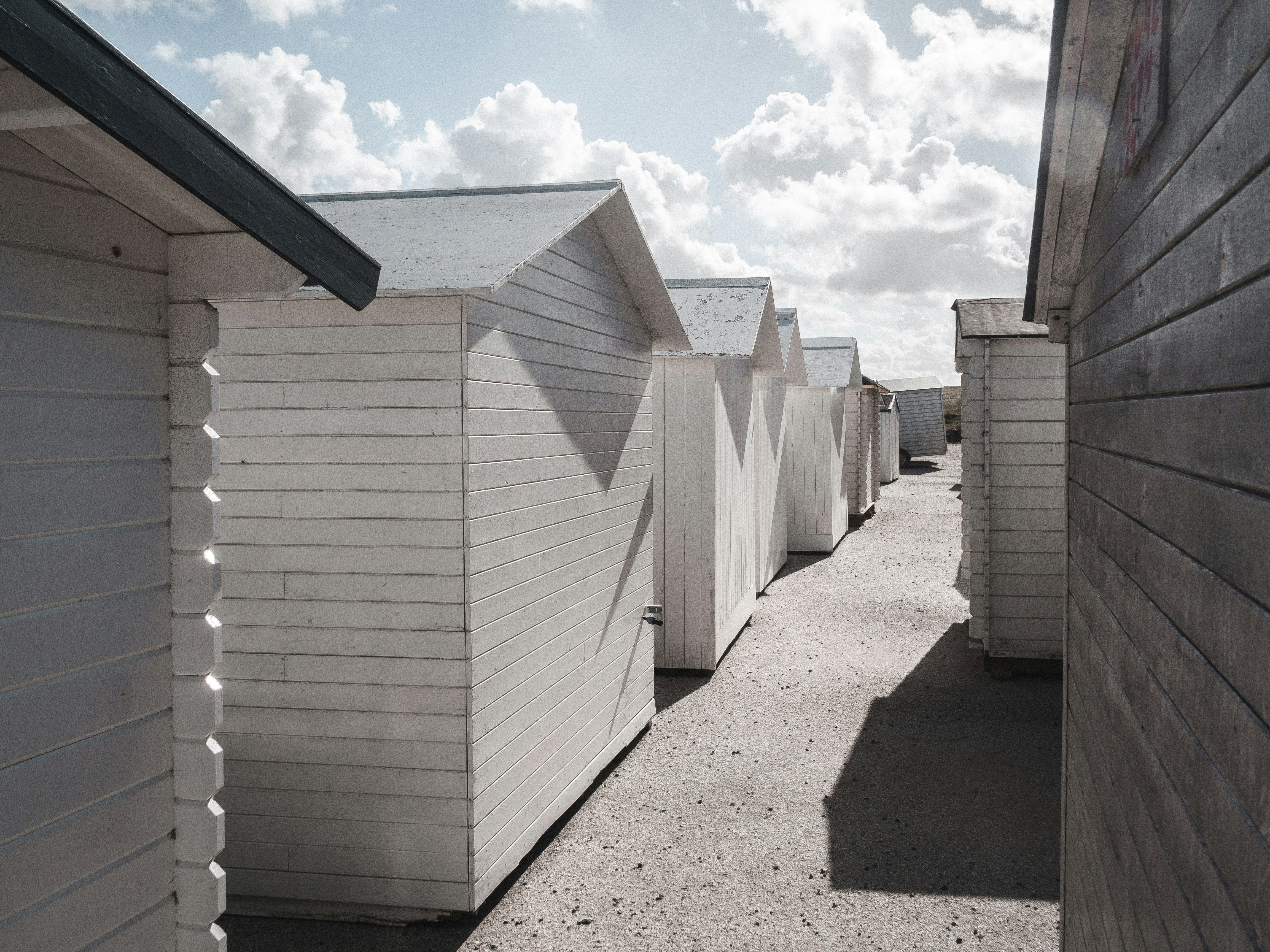 סבלים מעמיסים רהיטים להובלה בחיפה