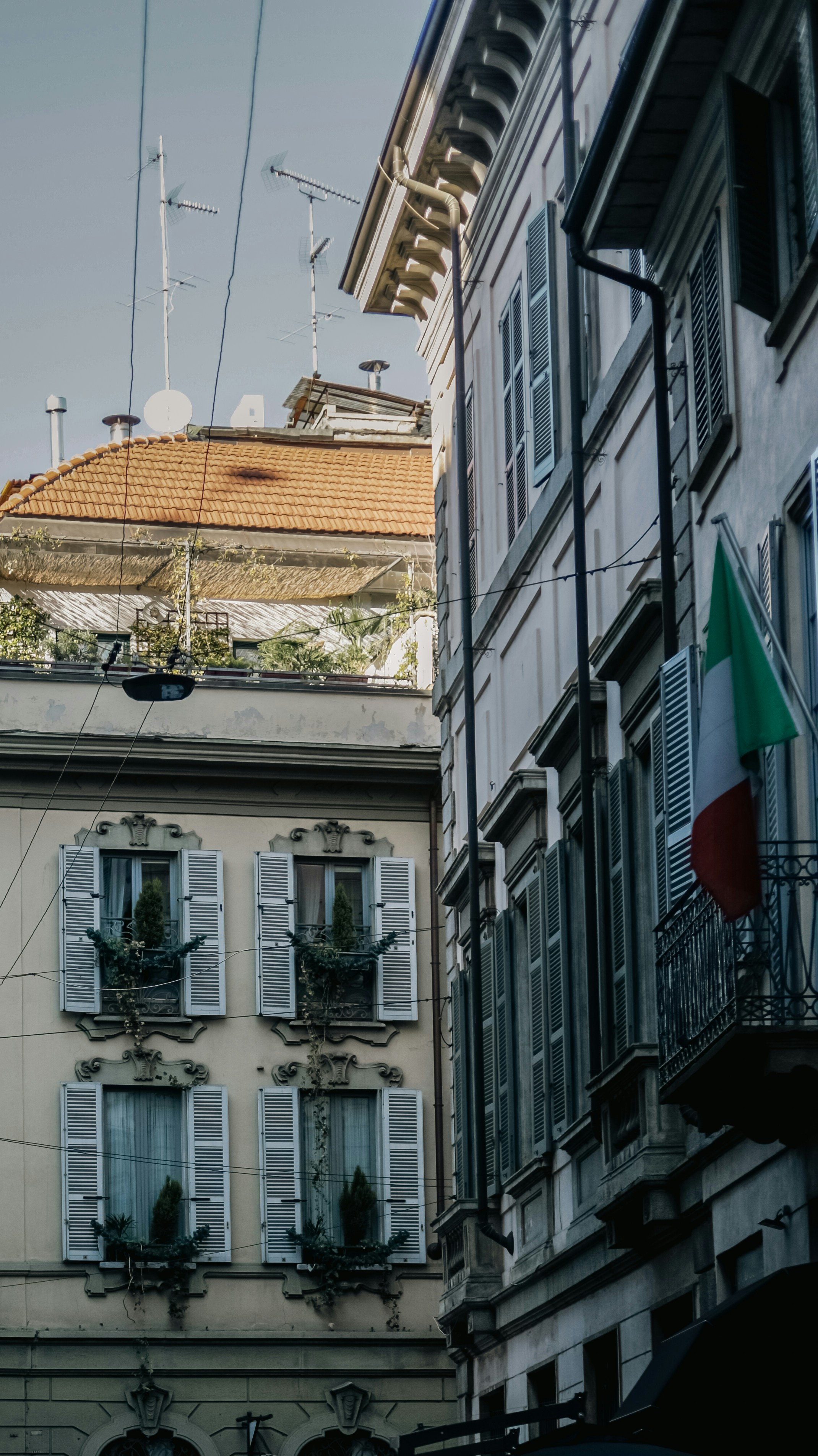 a building with many windows and a balcony