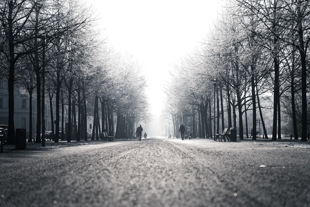 une photo en noir et blanc de personnes marchant dans une rue