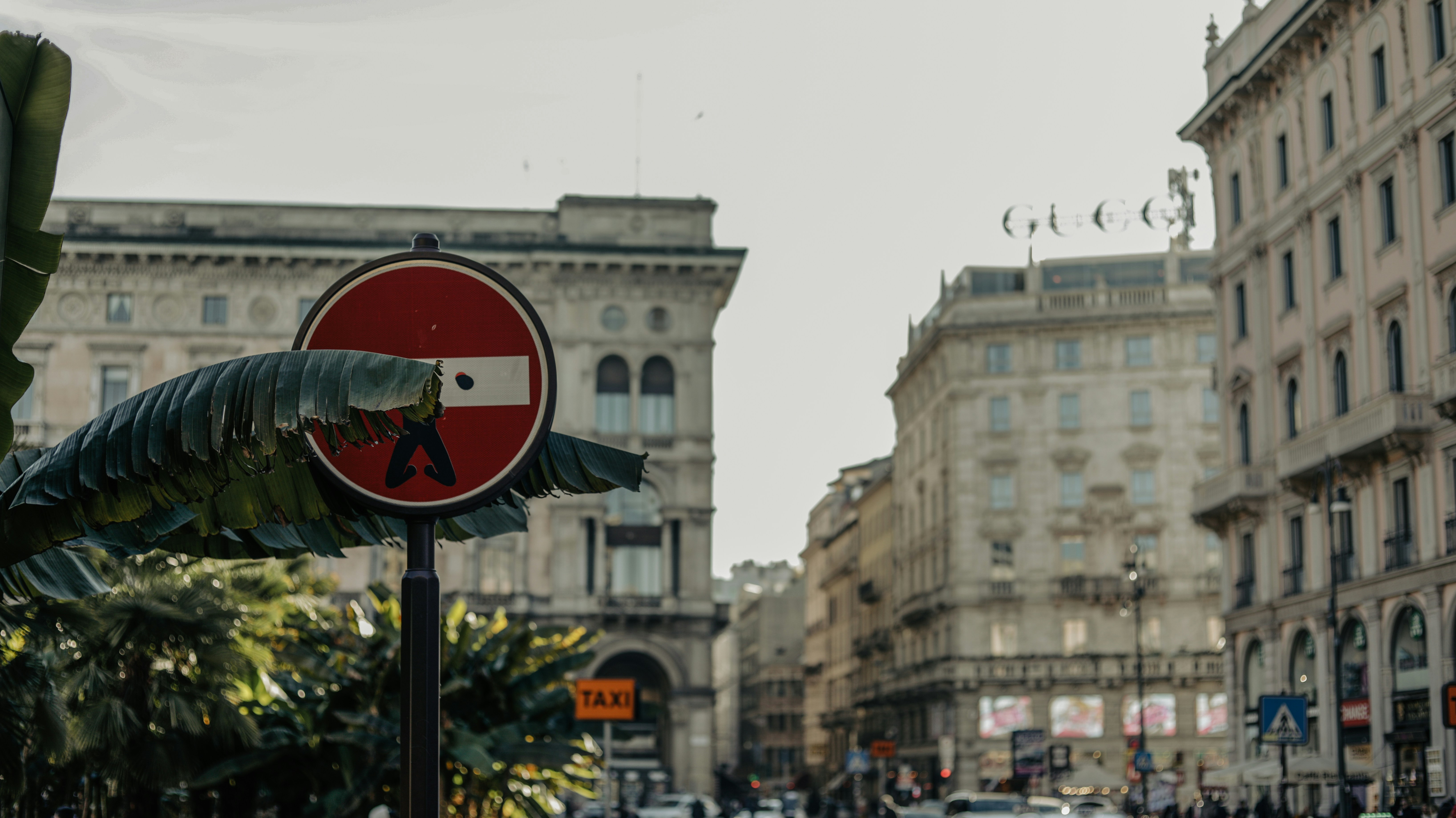 Un cartello stradale rosso e bianco seduto sul lato di una strada