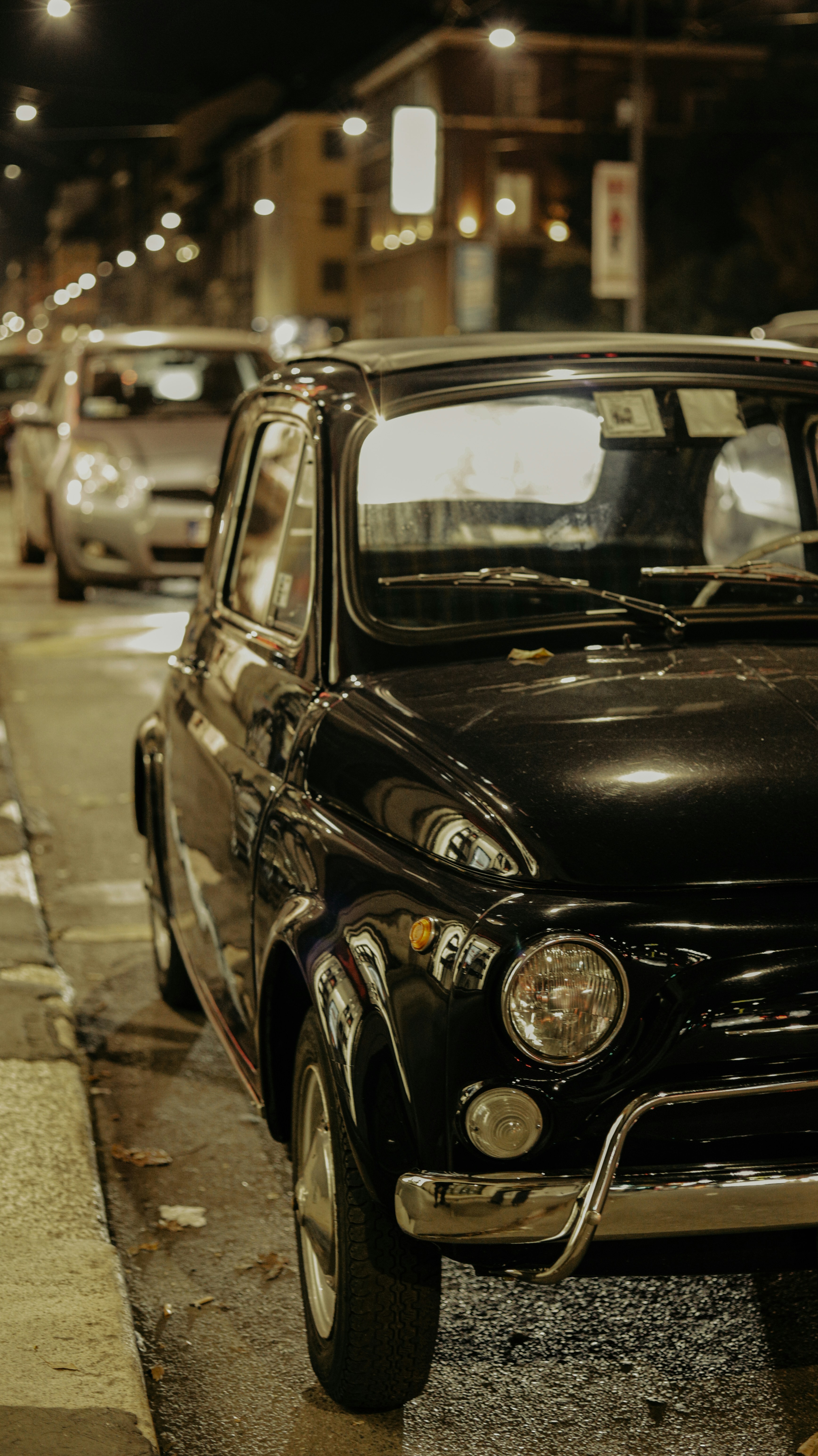 Un'auto nera parcheggiata sul ciglio della strada