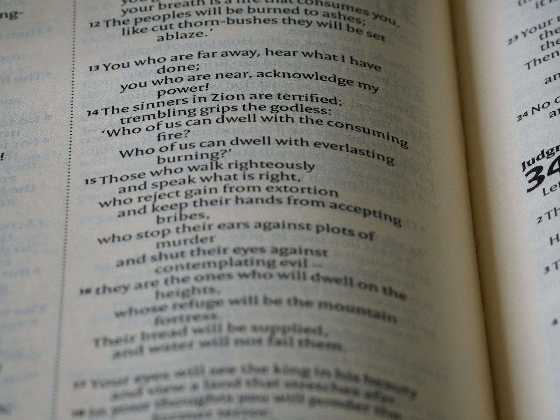 gray computer monitor