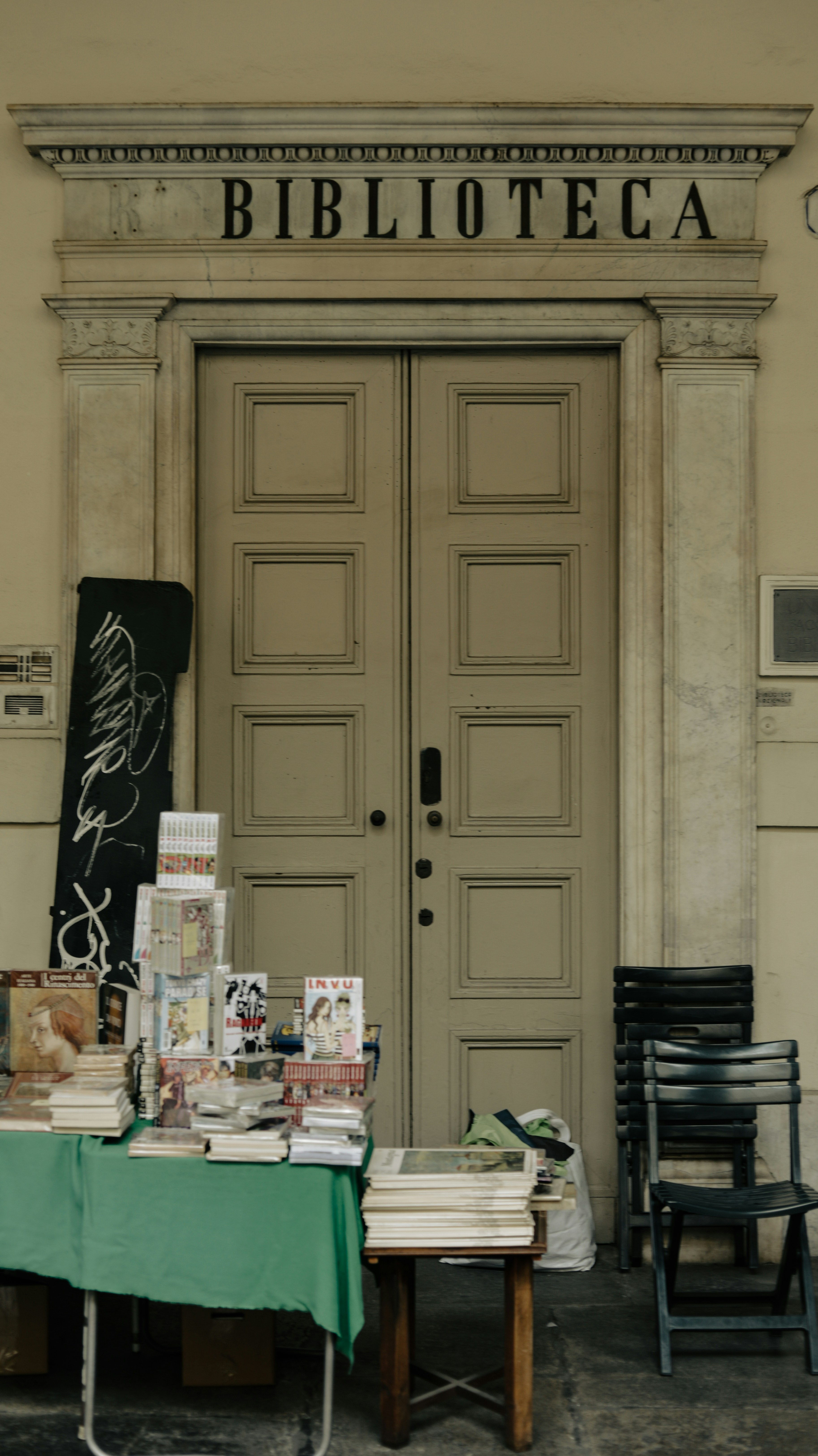un tavolo all'esterno di un edificio con una tovaglia verde