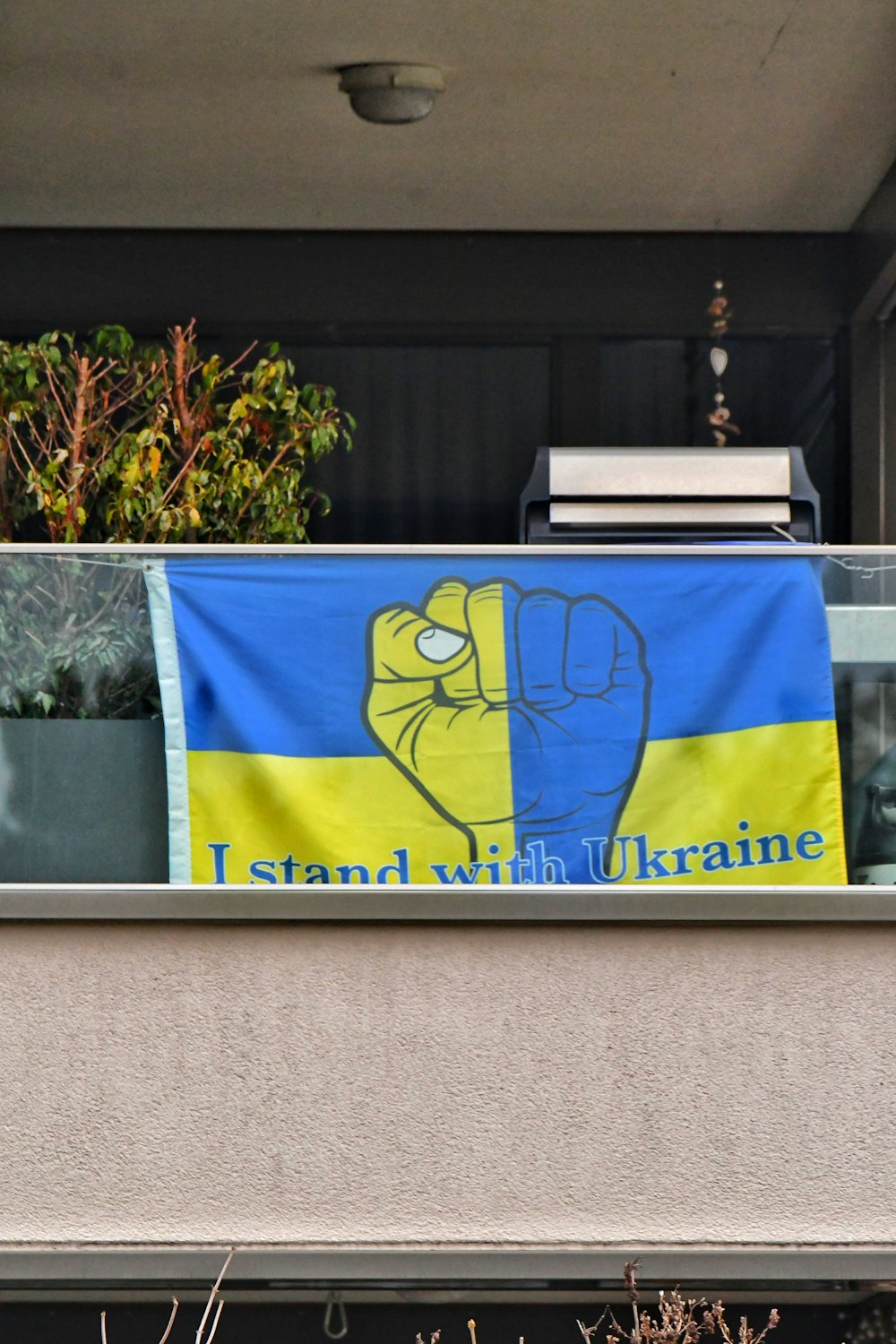 a banner that says i stand with ukraine on it