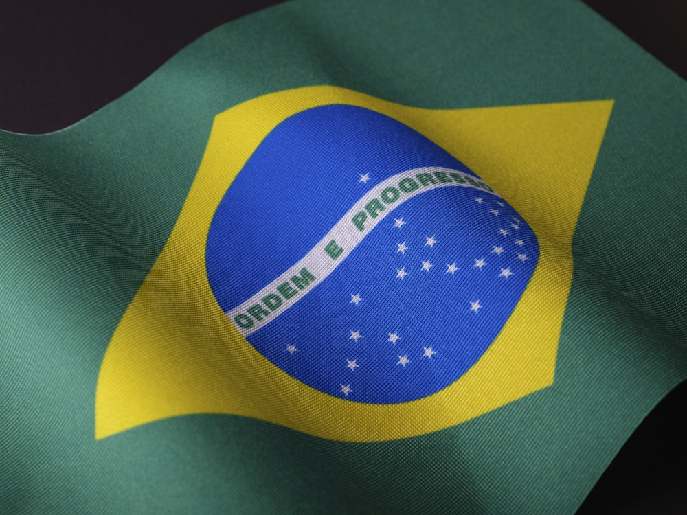 La bandera de Brasil ondea en el viento