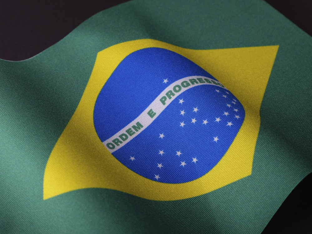 Die Flagge Brasiliens weht im Wind