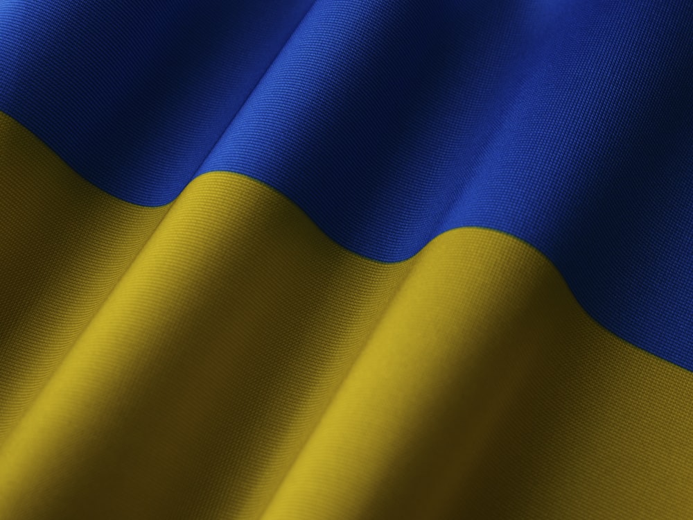 Un primer plano de una bandera azul y amarilla