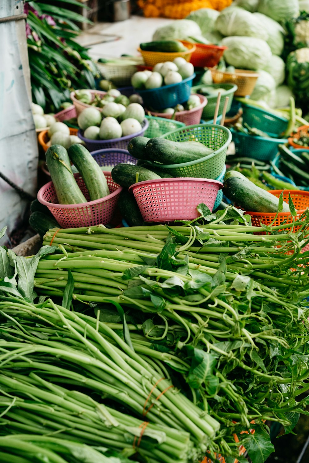 a table filled with lots of different types of vegetables