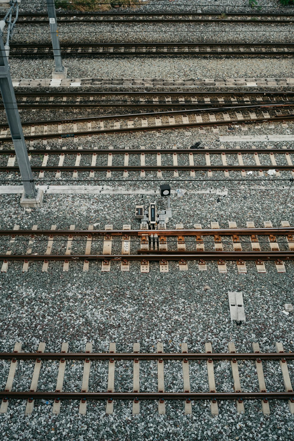 eine Ansicht von oben auf eine Bahnstrecke mit mehreren Zügen