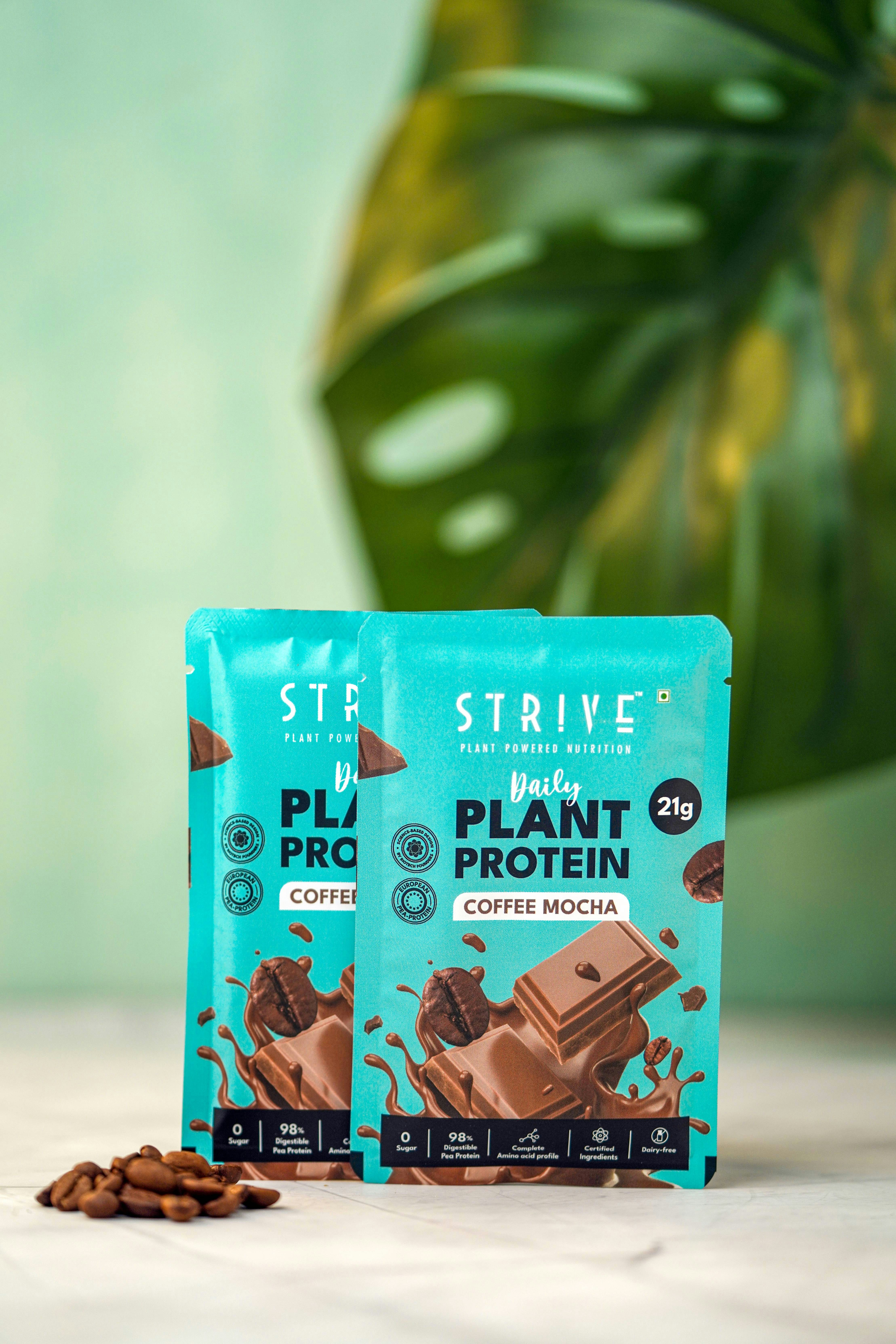 dois sacos de proteína vegetal sentados em uma mesa