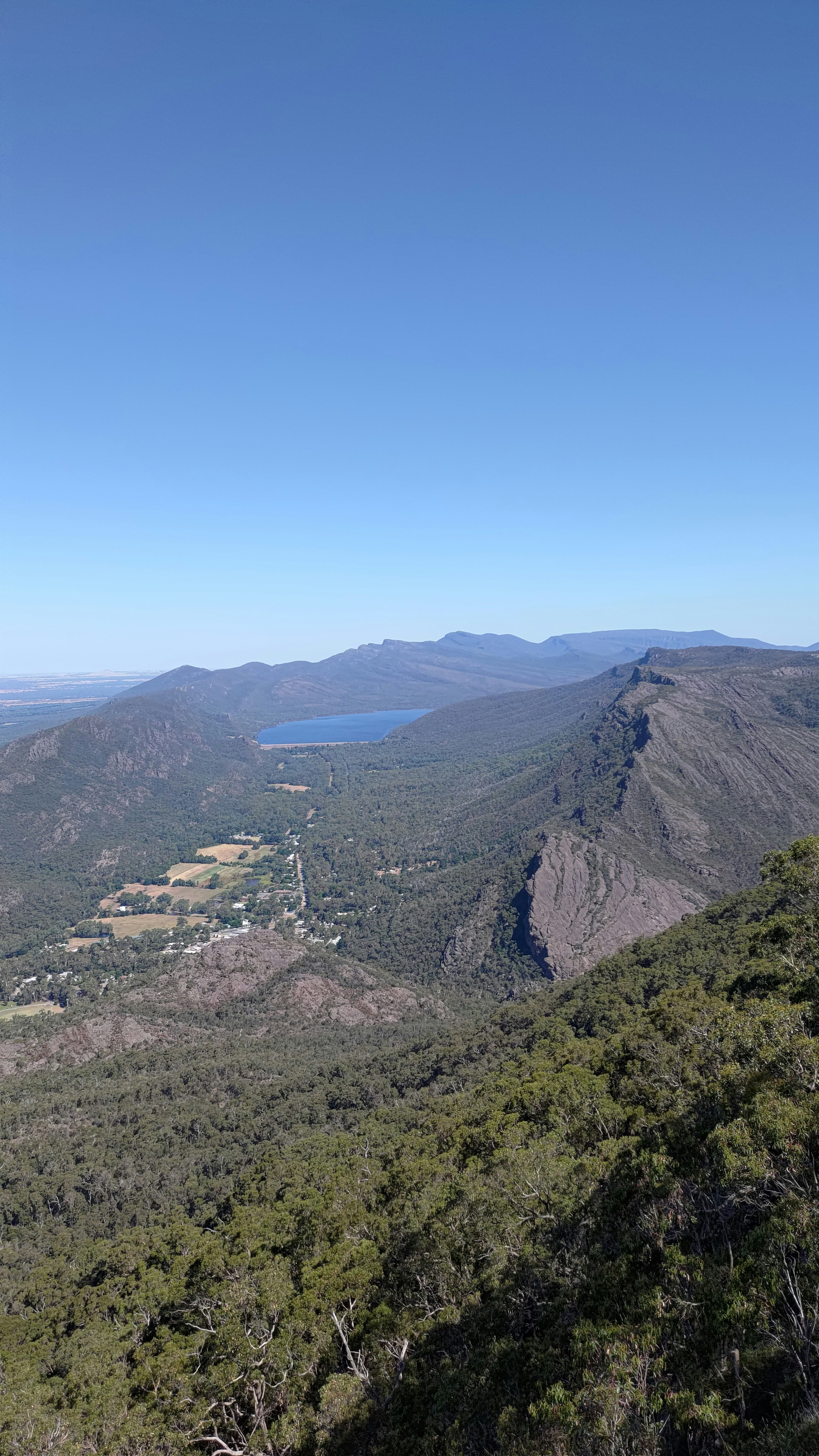 Blick auf ein Tal mit einem See in der Ferne