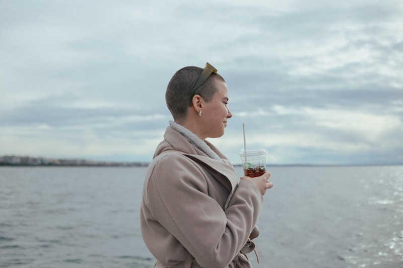 Séduction en bateau avec verre à la main