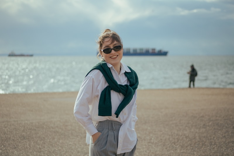 Femme élégante sur plage d’Anvers