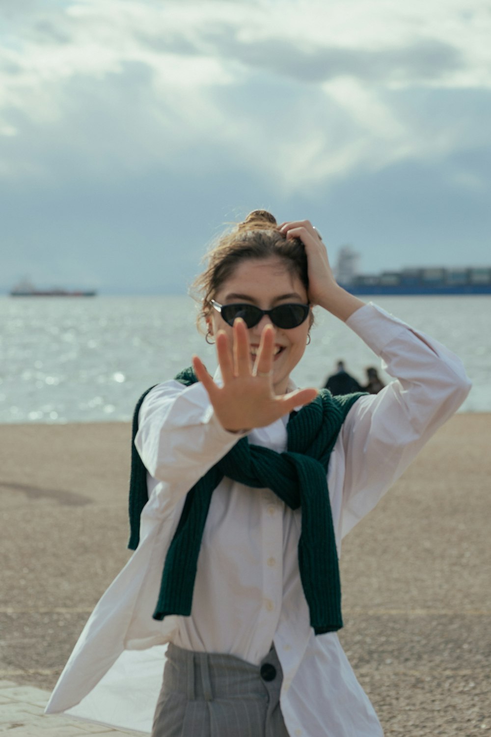Una donna che porta occhiali da sole e una sciarpa verde foto – Acqua  Immagine gratuita su Unsplash