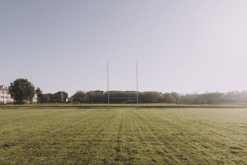 ein Fußballfeld mit einem Fußballtor in der Mitte