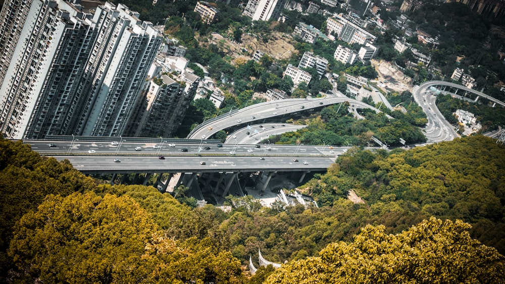 Una vista aérea de una carretera en una ciudad