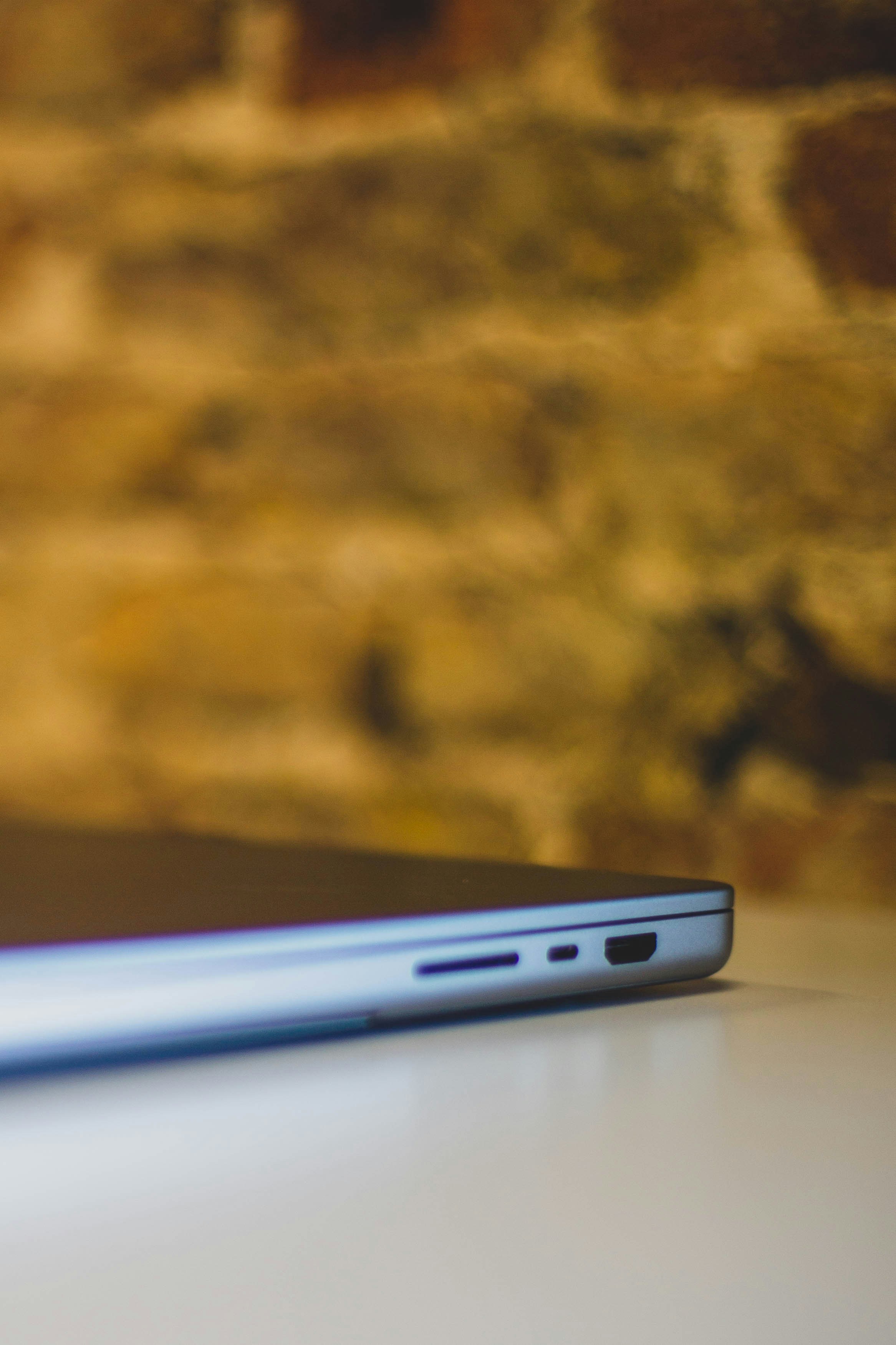 Un primer plano de un teléfono celular sobre una mesa