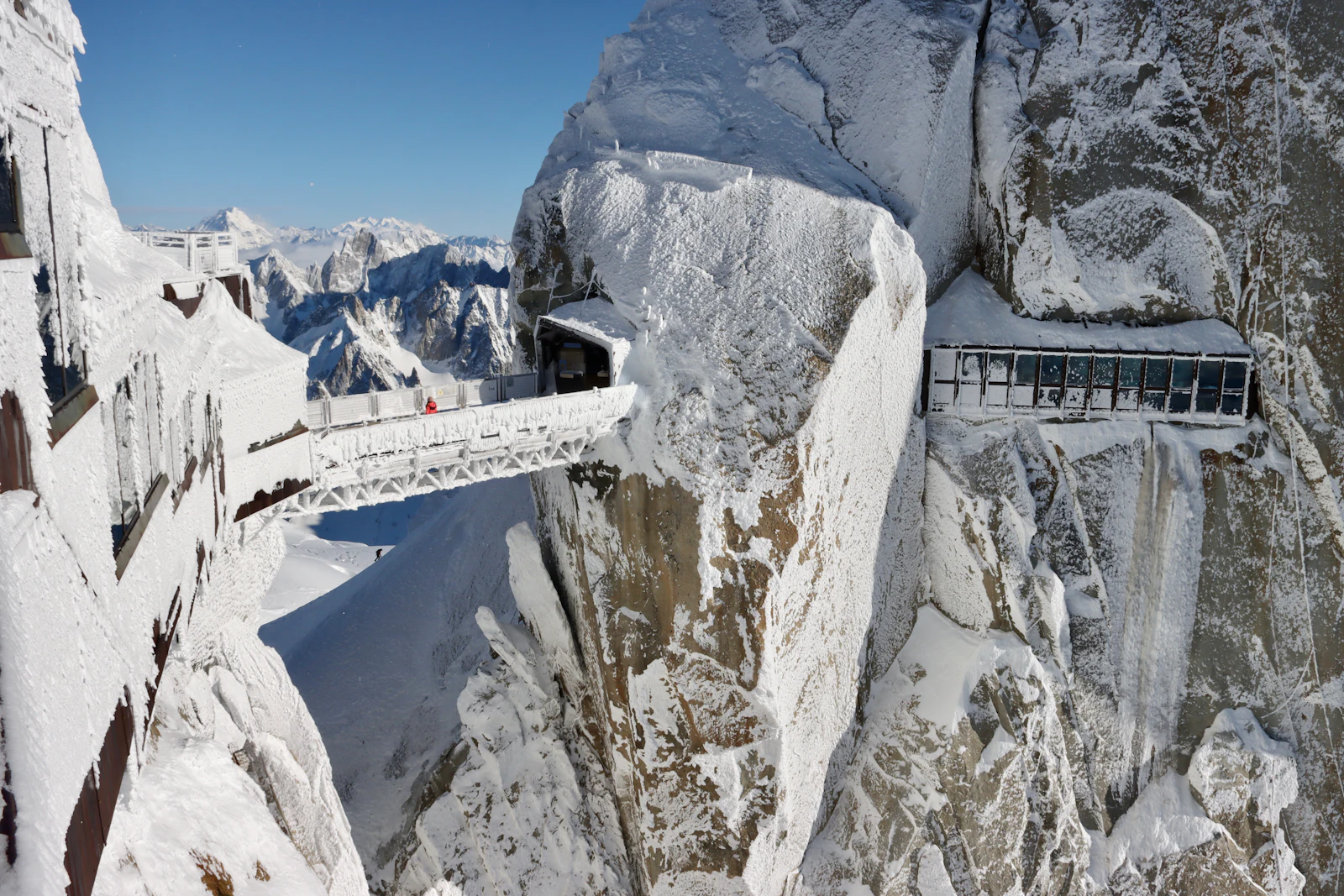 Passerelle entre les pitons rocheux au sommet de l'Aiguille du Midi (photo d'illustration)