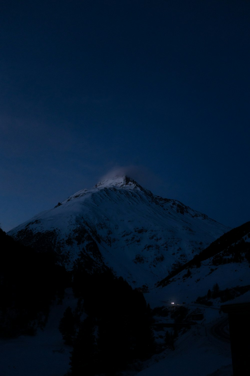 uma montanha coberta de neve à noite