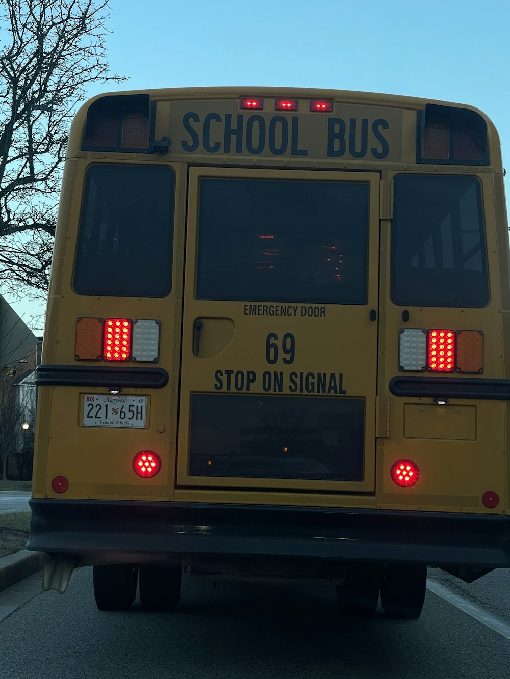 道路脇に停まっているスクールバス