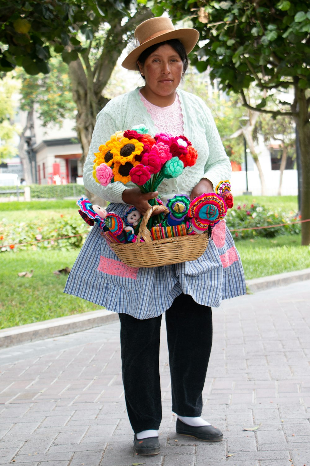 Eine Frau trägt einen Korb voller Blumen