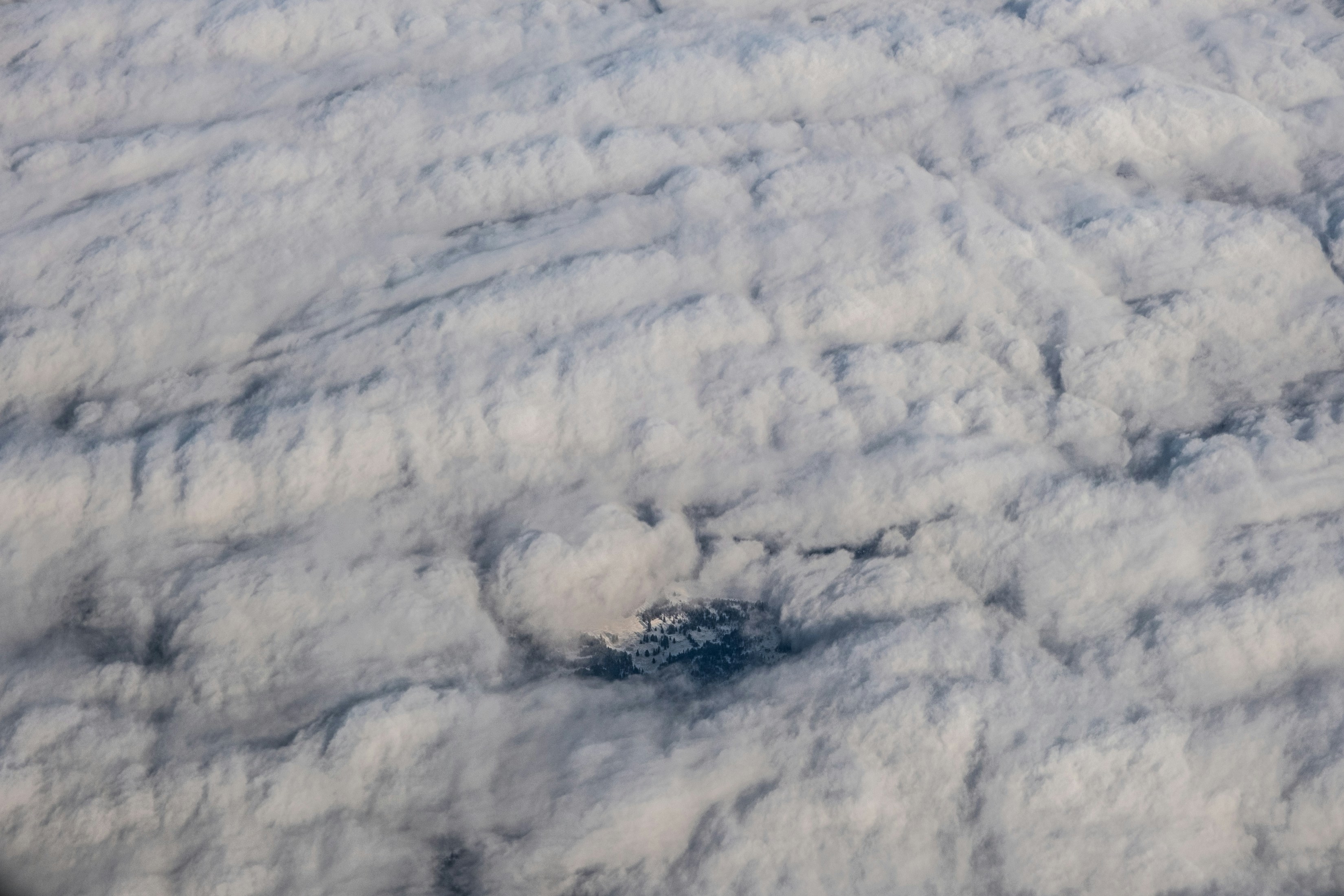 飛行機の窓から見える雲の眺め