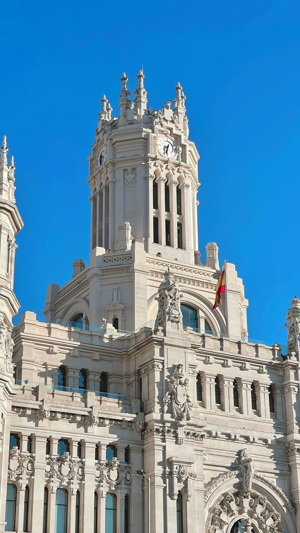 ein großes weißes Gebäude mit einem Uhrturm