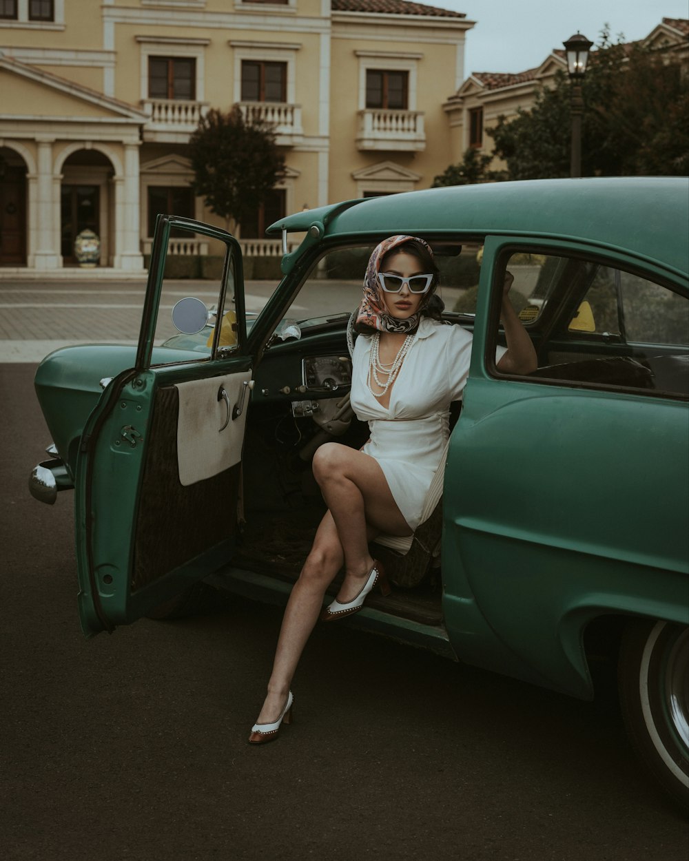 Une femme assise à l’arrière d’une voiture verte