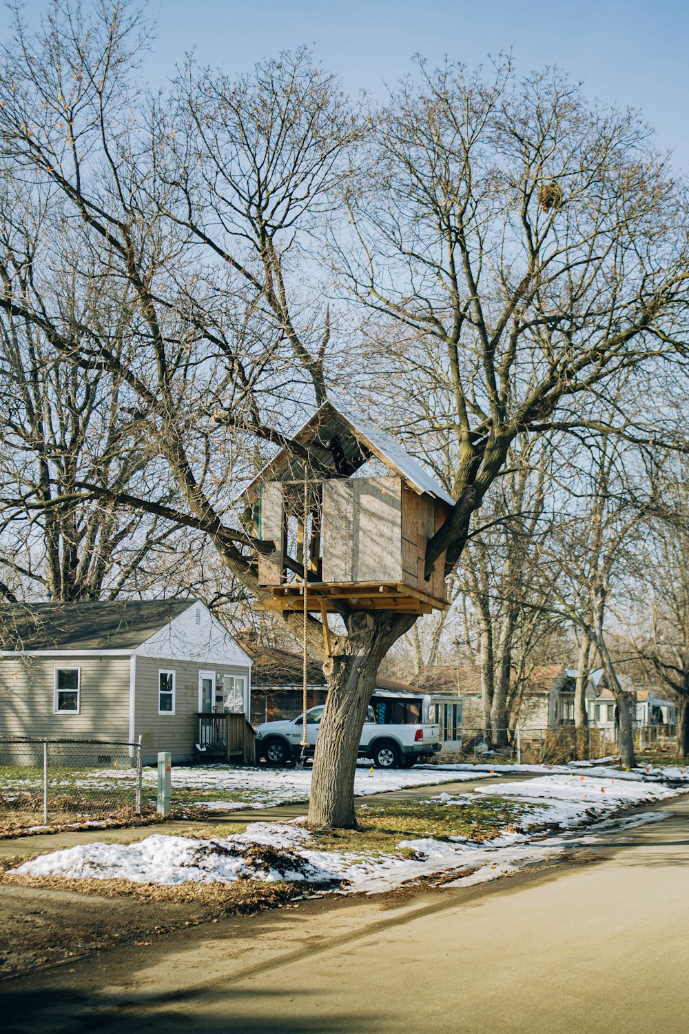 a tree house in the middle of a neighborhood