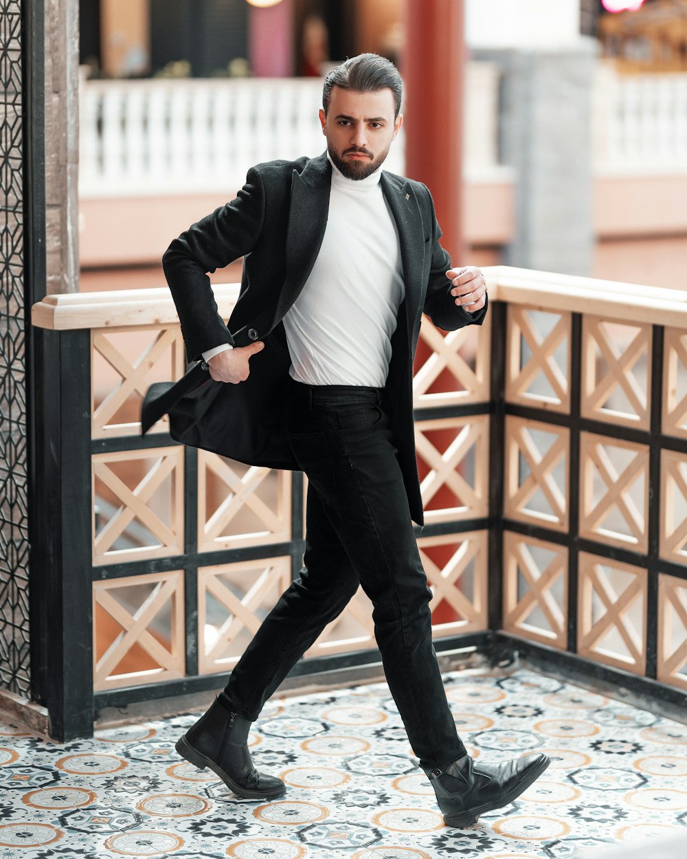 Tomar un baño horario programa Foto Un hombre con traje negro y camisa blanca – Imagen Teherán gratis en  Unsplash