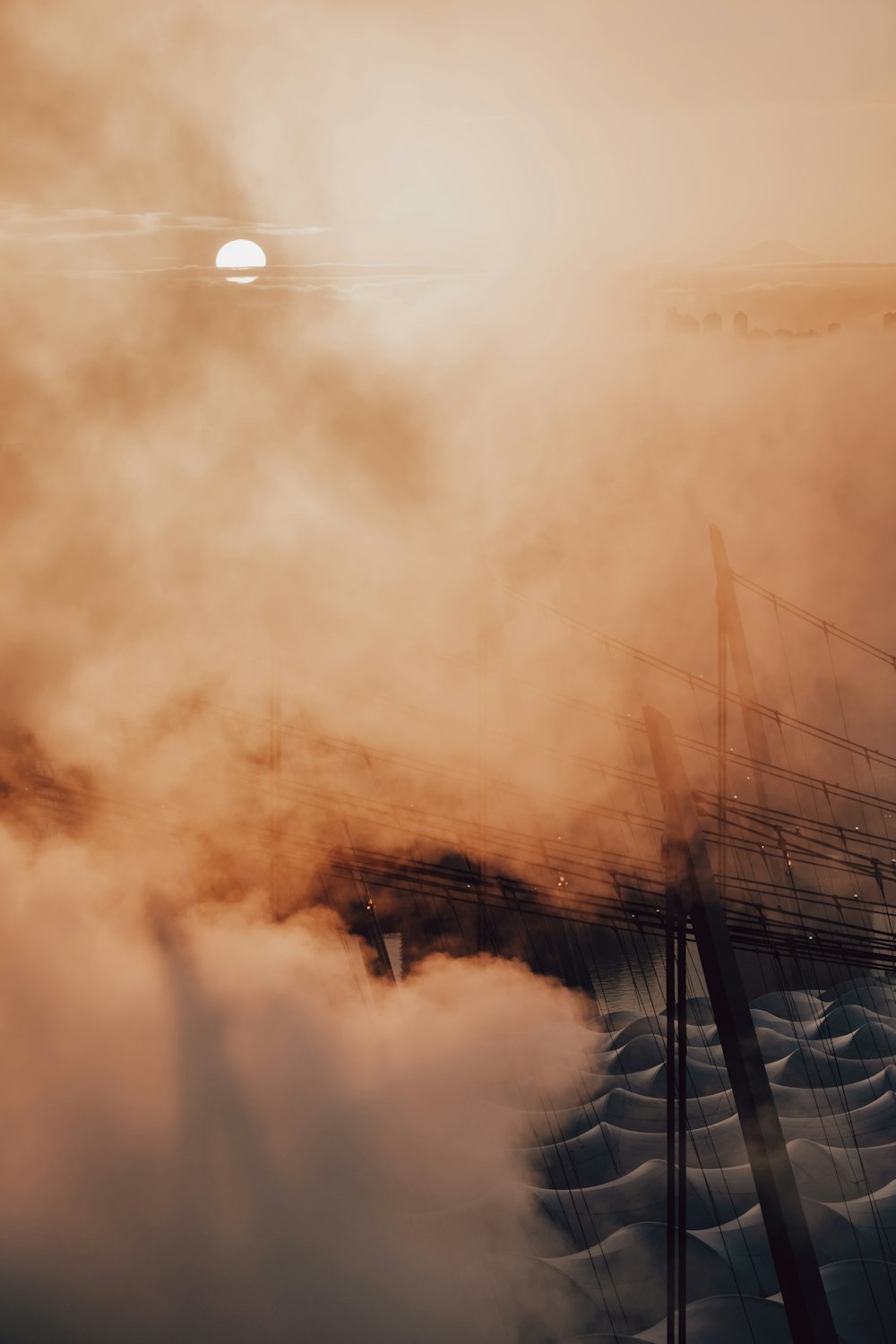 Le soleil brille à travers les nuages au-dessus d’un bâtiment