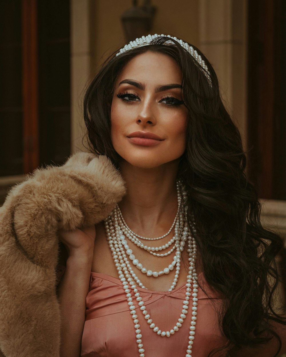 una donna che porta perle e una tiara
