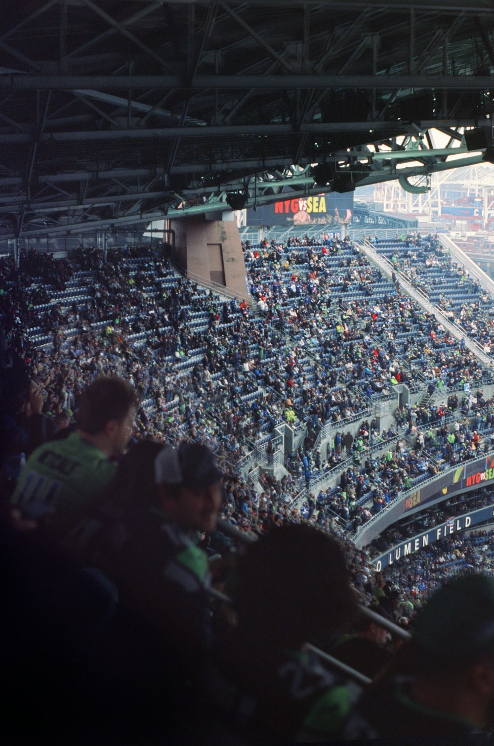 uma grande multidão de pessoas sentadas em um estádio