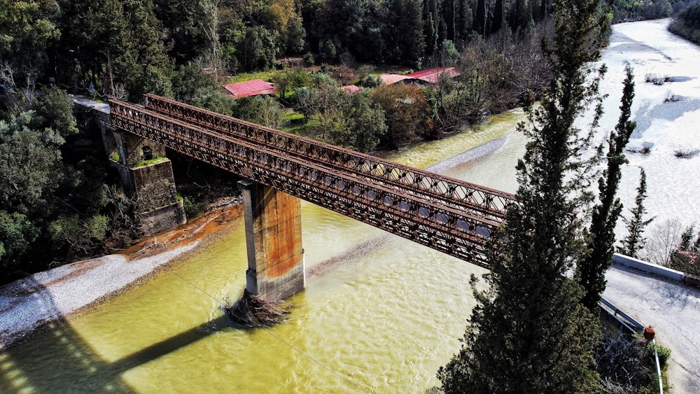 uma ponte sobre um rio com um trem passando por cima dele