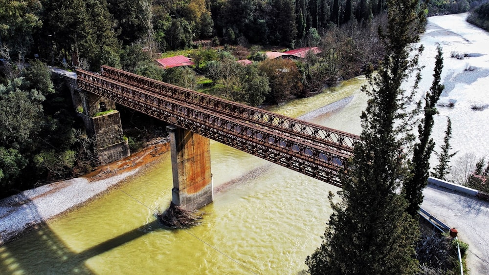 un pont sur une rivière avec un train qui le franchit