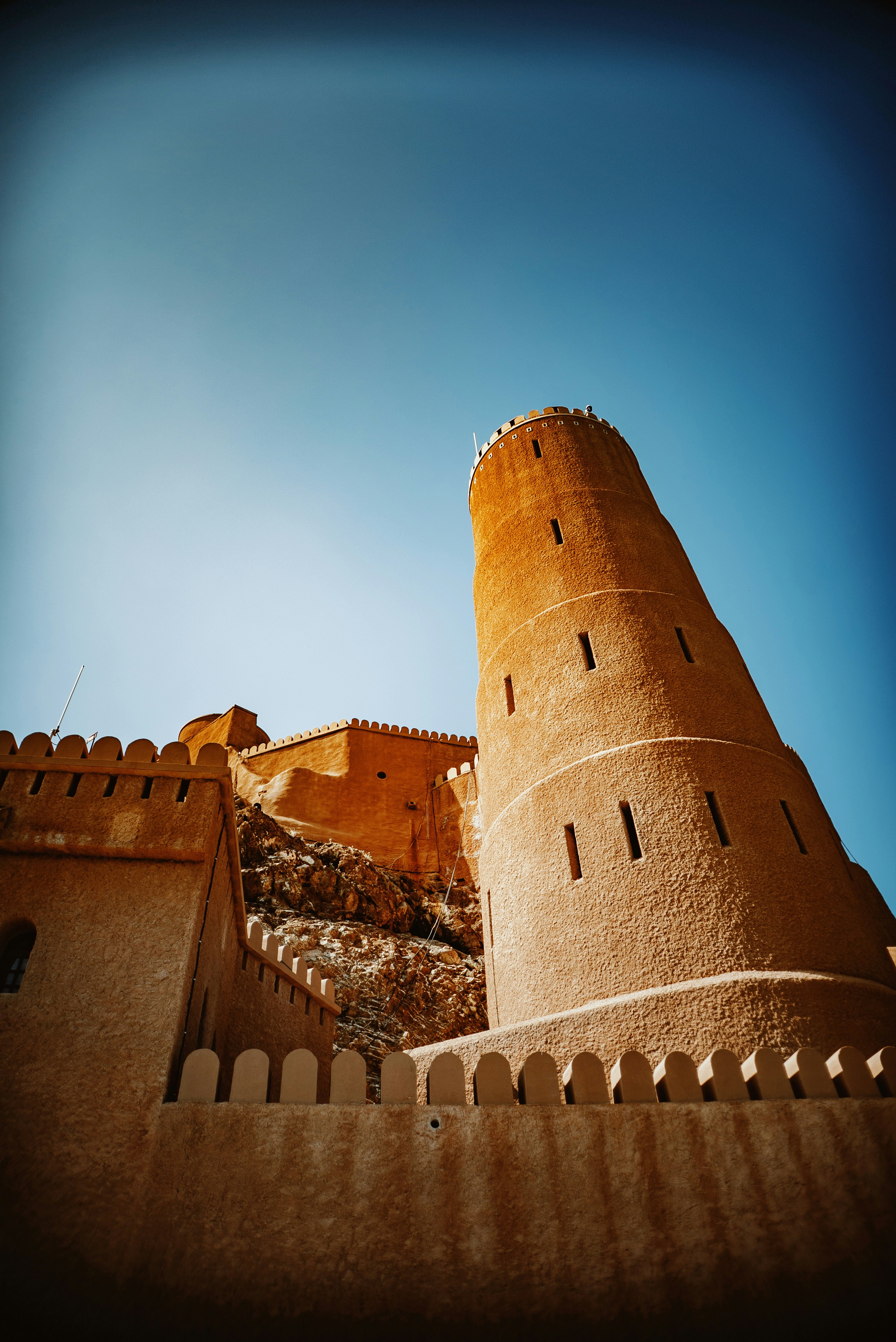 Ein sehr hoher Turm mit einem Himmel im Hintergrund
