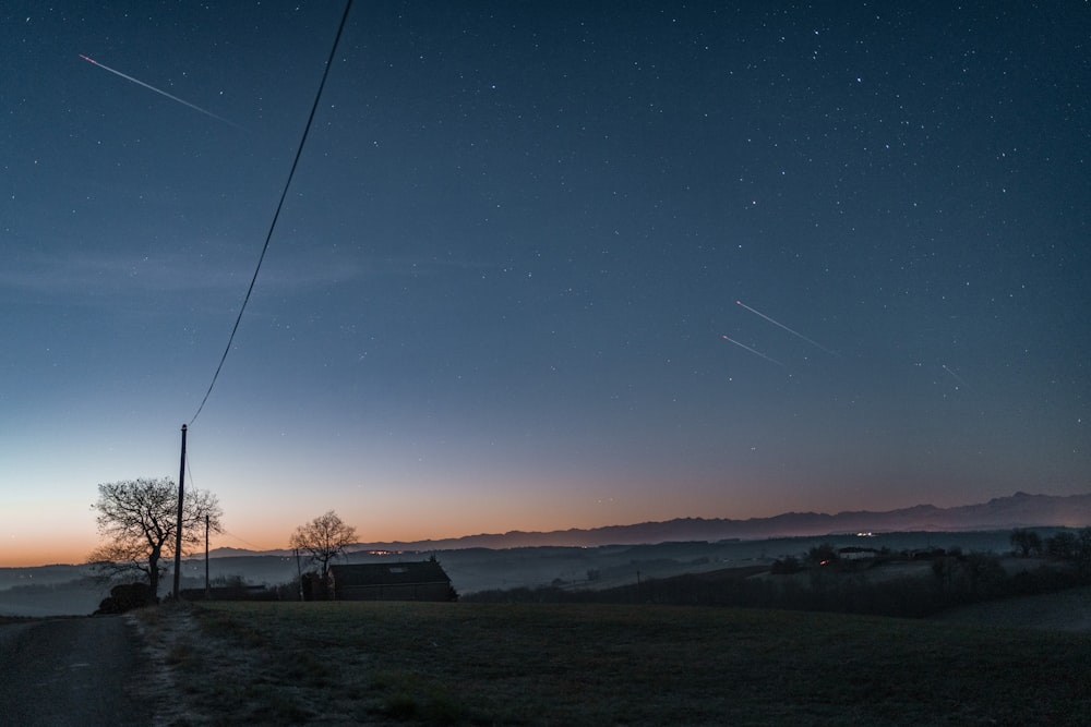 the night sky is lit up by the stars