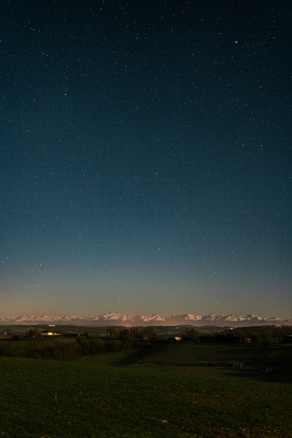 the night sky is lit up with stars