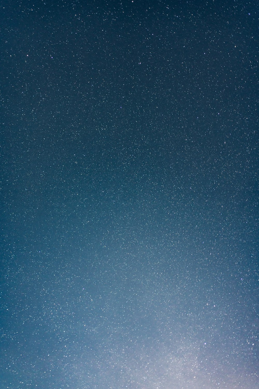 El cielo está lleno de estrellas y el cielo es azul