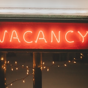 a neon sign that says vacancy on it