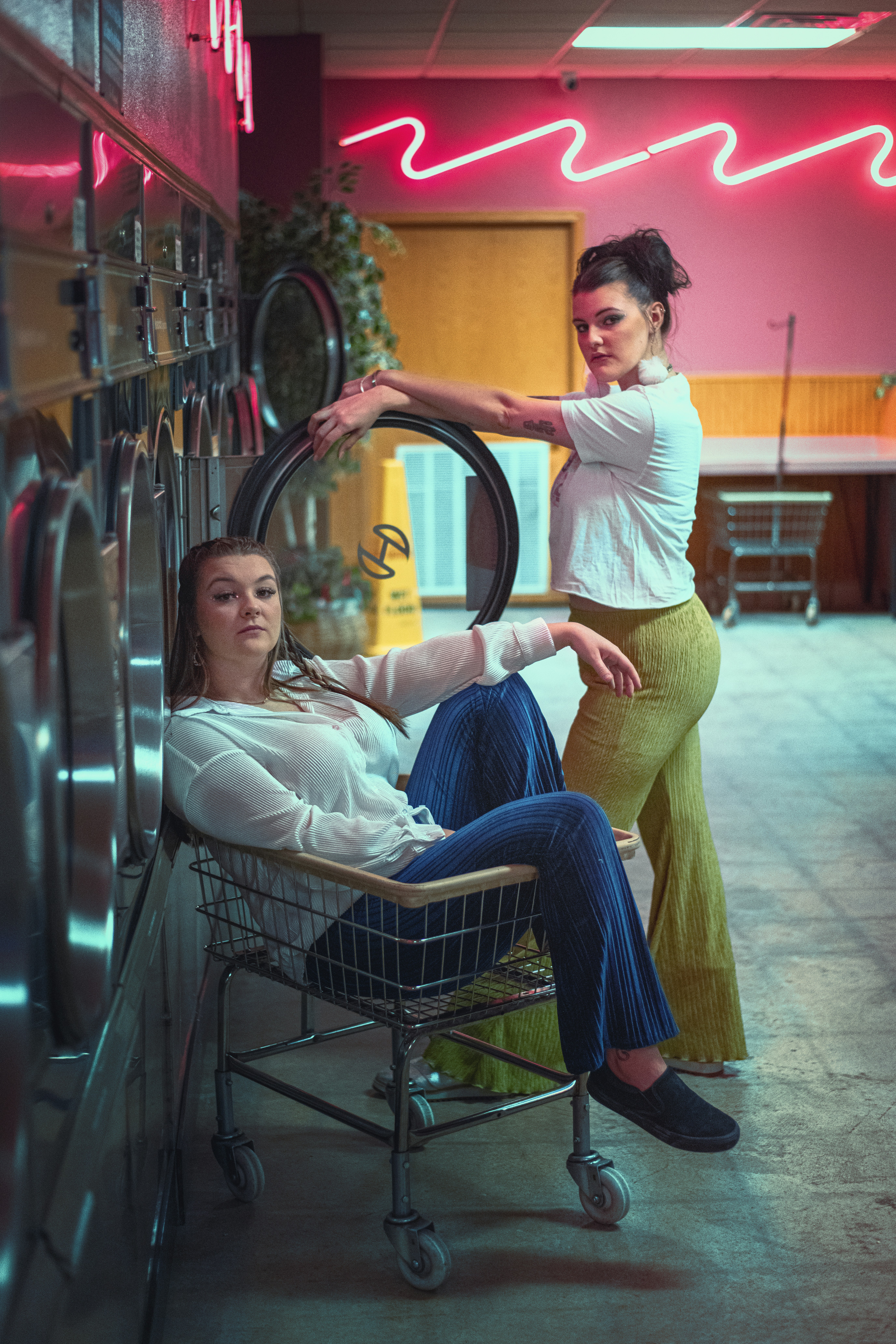 別の女性の隣にショッピングカートを押す女性