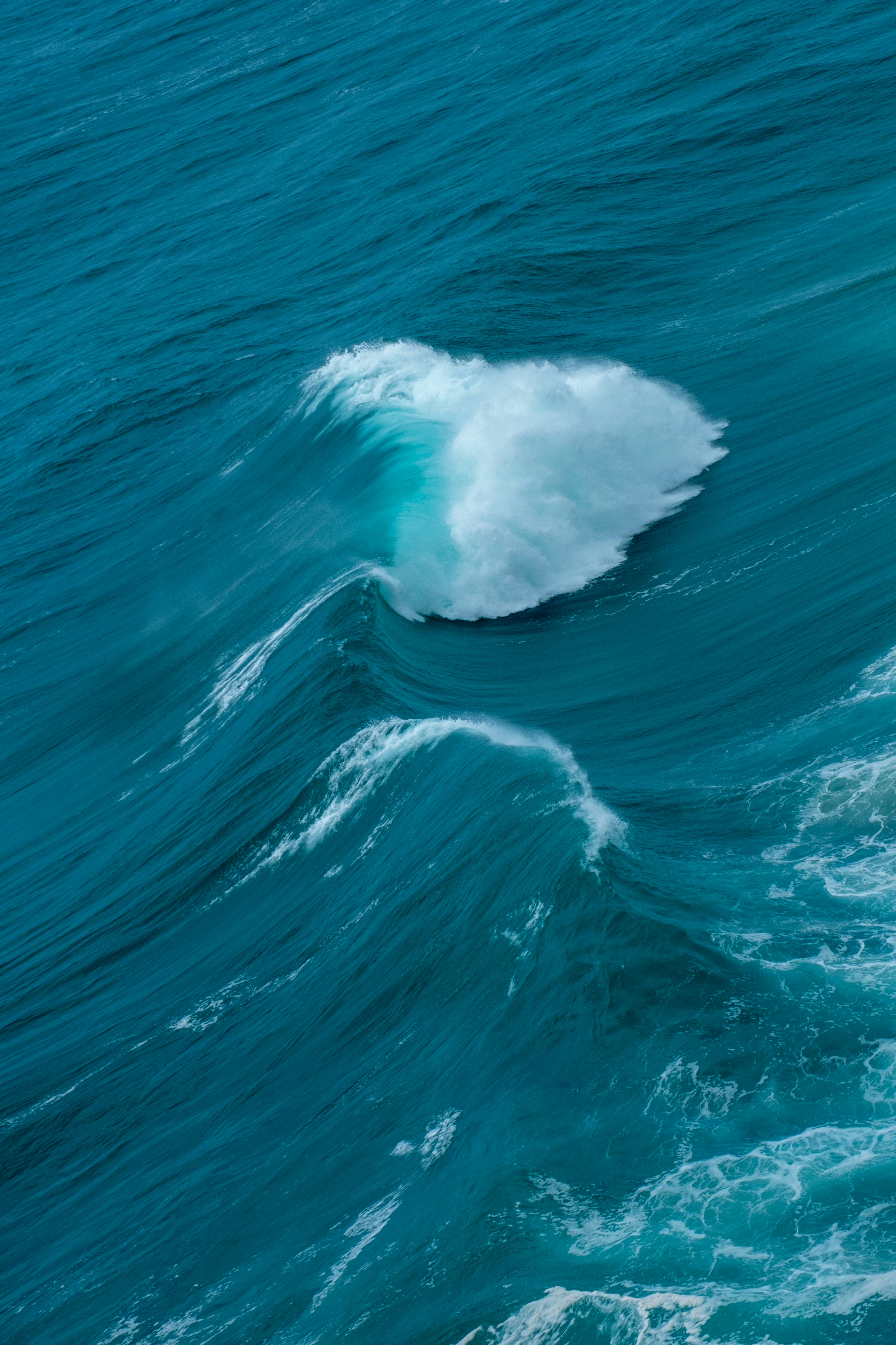 a large wave in the middle of the ocean