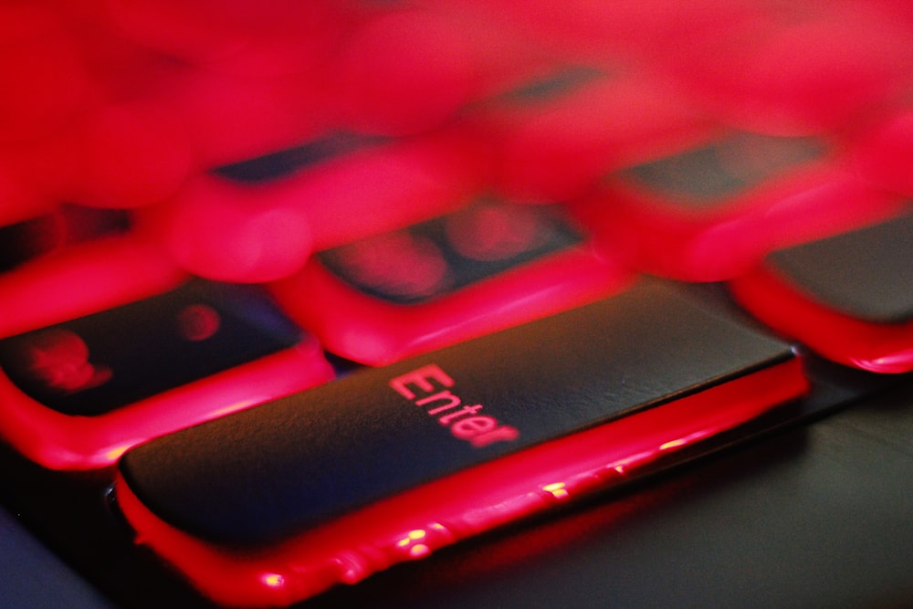um close up de um teclado vermelho e preto