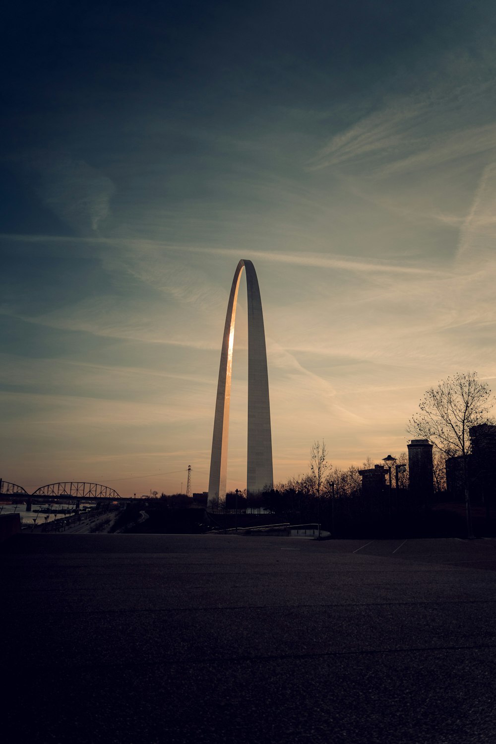 a very tall monument in the middle of a city