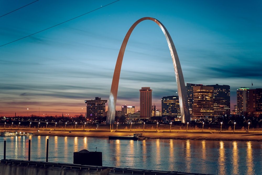 the st louis arch is lit up at night