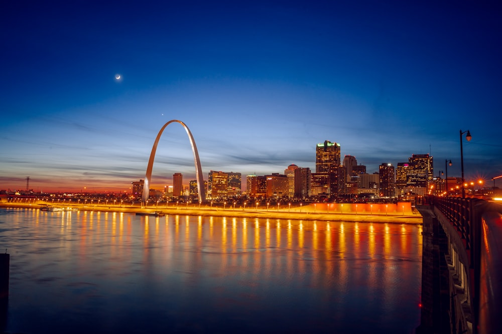 Une vue de la ligne d’horizon de St Louis de l’autre côté de la rivière St Louis