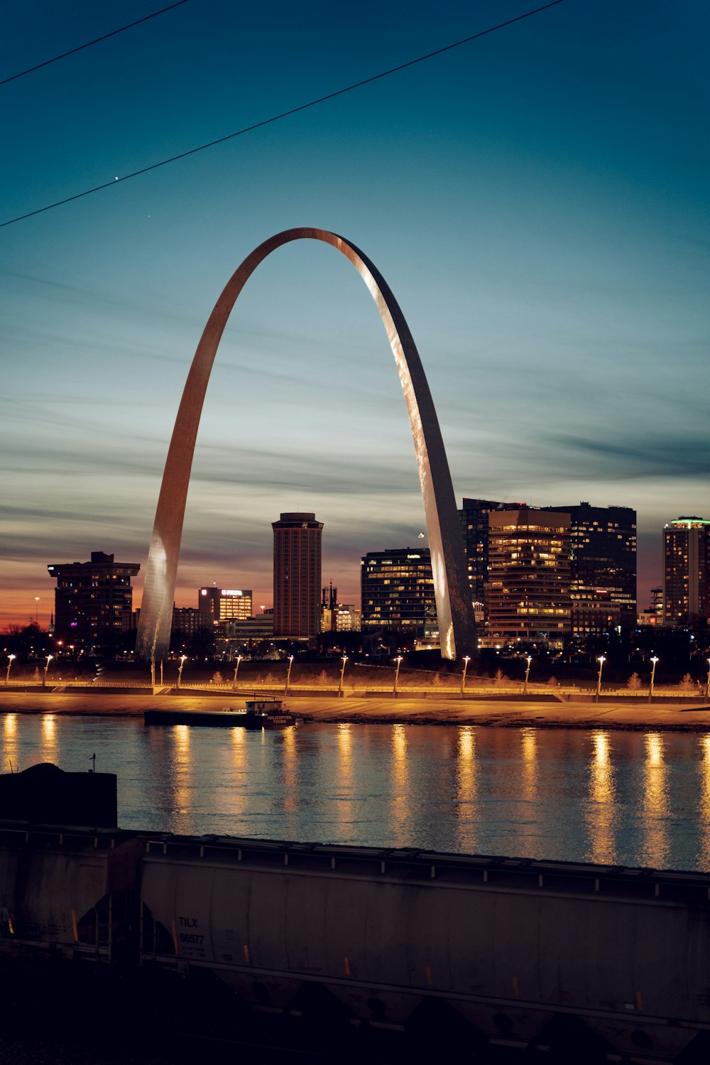 the st louis arch is lit up at night